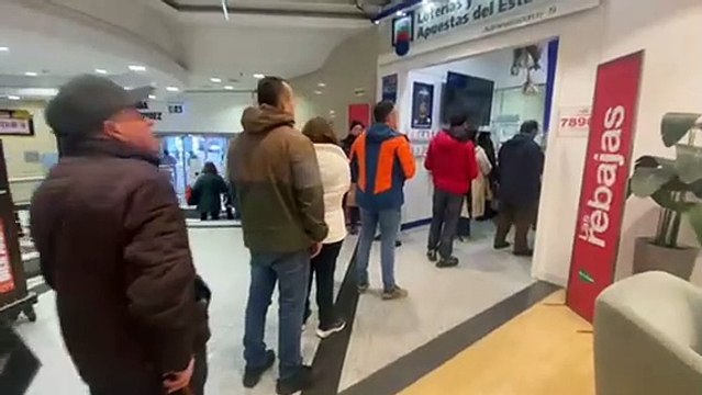 Cola en la Administración de Loterías que vendió el primer premio del Sorteo del Niño