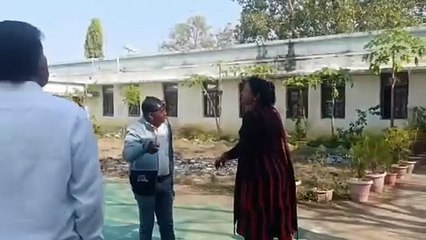 क्लर्क ने नहीं दिया घर खर्च तो तमतमाई बीवी पहुंची दफ्तर, जमकर की पिटाई