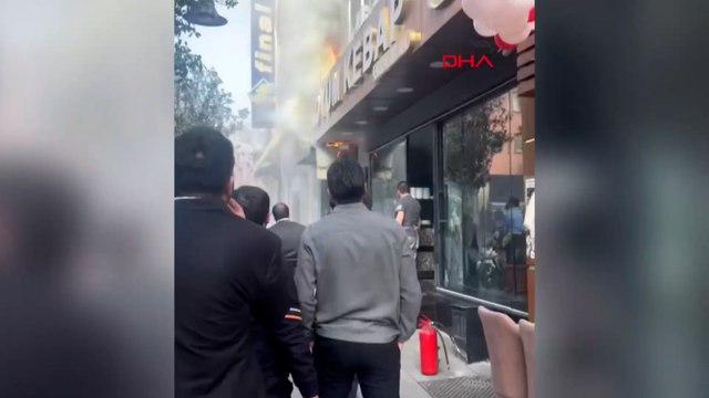 Kağıthane’de alev alev yanan restoran bacasına yangın söndürme tüpüyle müdahale kamerada