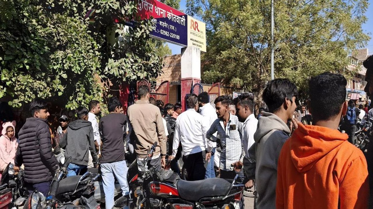 Watch Video: यह फिल्मी सीन नहीं हकीकत: शहर के भीतर दो किमी तक बोनट पर युवक और गाड़ी दौड़ाता रहा चालक..