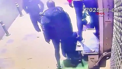 Mağaza önündeki cansız mankenin montunu çaldılar