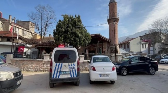 574 yıllık caminin ses sisteminde kullanılan amfiyi çaldı