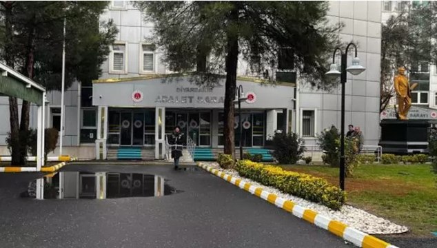 Boşanma davası açan kadın, nafaka ödemeye mahkum edildi