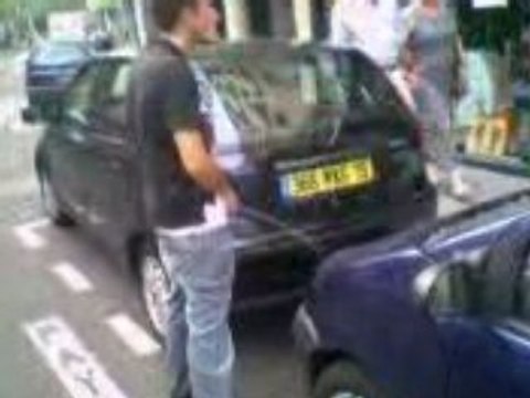 Regis pisse dans la rue a la technoparade