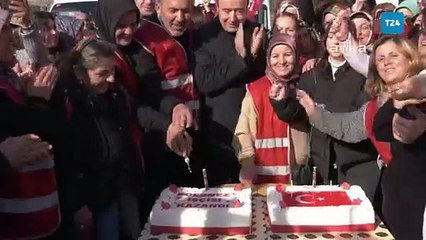 Polonez işçileri kazanımlarını pasta keserek kutladı