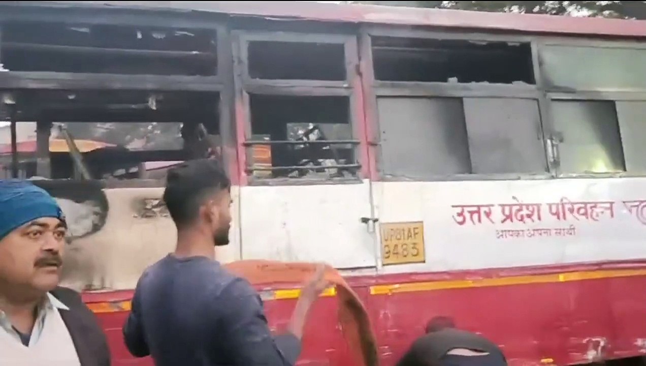 अलीगढ़ : बन्नादेवी रोडवेज वर्कशॉप में भीषण आग, तीन बसें जलकर राख