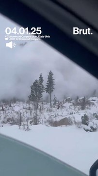 Depuis sa voiture, il filme une avalanche qui fonce sur lui.