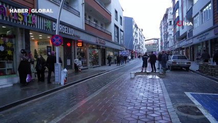 Ana su borusu patladı, fışkıran su binaları aştı