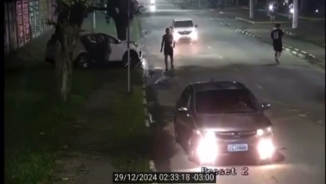 CASO ADALTO MELO: Vídeo mostra outros homens saindo de carro que atingiu músico em São Vicente e acusado pode ser 'laranja'