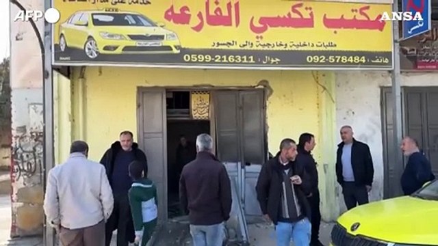 Cisgiordania, residenti di un campo profughi ispezionano i danni di un raid israeliano