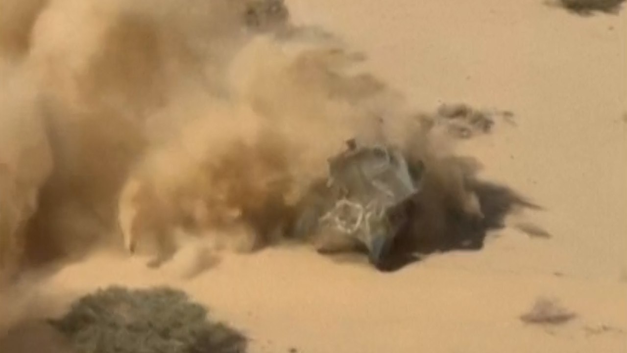 Dakar 2025 : Sébastien Loeb part en tonneaux, sa voiture presque détruite