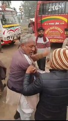 सहारनपुर सवारी बैठाने को लेकर टेंपो चालक और बस कंडक्टर में जमकर चले लात घुसे और डंडे। मारपीट का वीडियो सोशल मीडिया पर हो रहा है जमकर वायरल। पुलिस ने वायरल वीडियो का संज्ञान लेते हुए तीन लोगों को किया