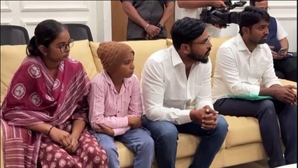 Hn_Ani2_Mumbai_Santosh_Deshmukh_Family_Meets_With_Cm_21-32-34