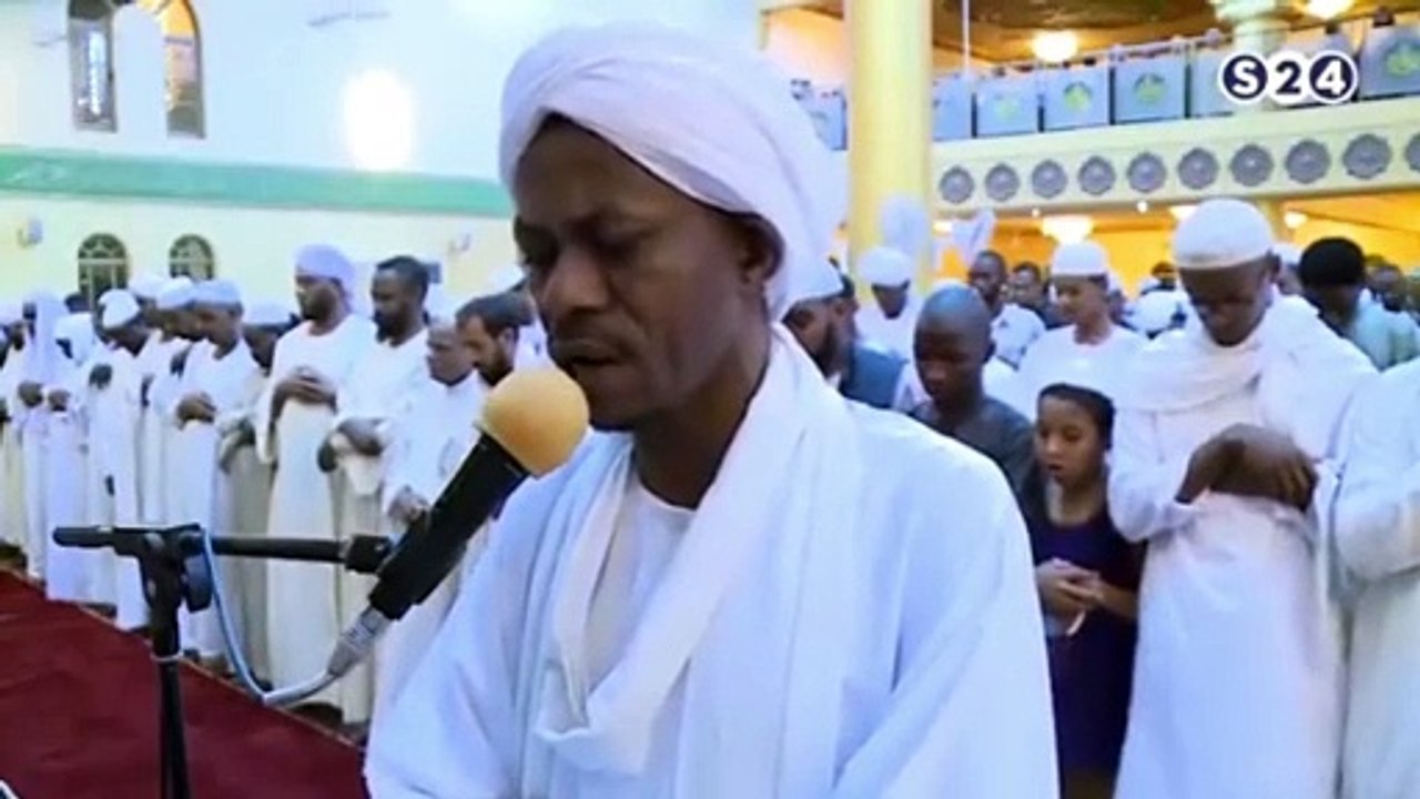 يَدُ اللَّهِ فَوْقَ أَيْدِيهِمْ ۚ