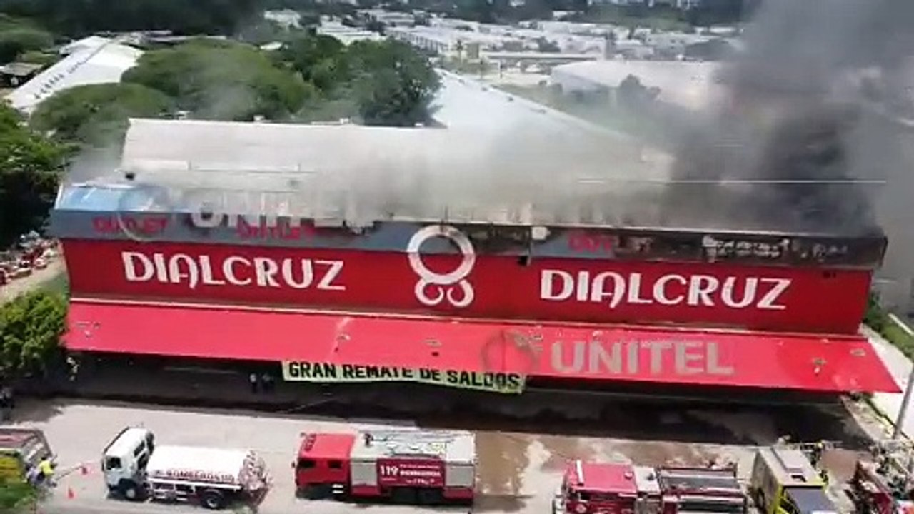 Vista aérea de incendio en importadora: Bomberos buscan evitar que las llamas se propaguen a inmuebles vecinos