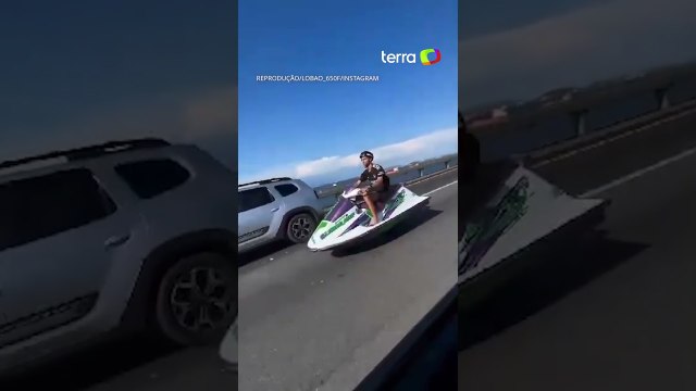 Motociclista é flagrado andando de 'jet ski' na Ponte Rio-Niterói #shorts