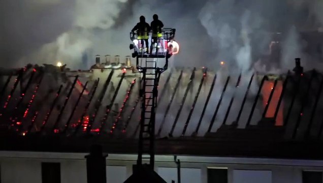 Corsico; incendio in un palazzo: a fuoco il tetto