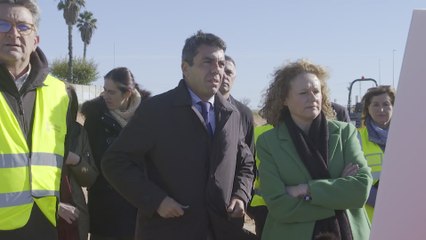 Mazón visita las obras de recuperación del puente de la CV-403 y es increpado