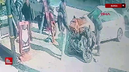 Bursa'da çarptığı otomobille devrilen motosikletinin arasında sıkıştı