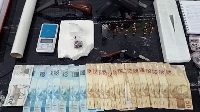 Combate ao tráfico de drogas: Polícia Militar apreende drogas, armas de fogo e dinheiro