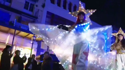 Nova Orleães realiza primeiro desfile de carnaval, após ataque mortal na Bourbon Street