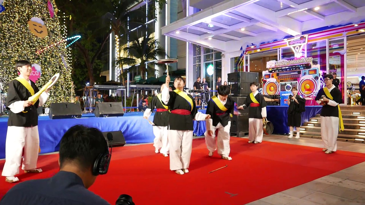 Hua Hin Bluport - Korean Artists Juggling Plates