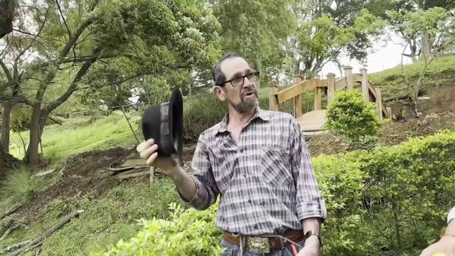 Un hombre de campo que enfrenta el paso del tiempo con risas y trabajo diario