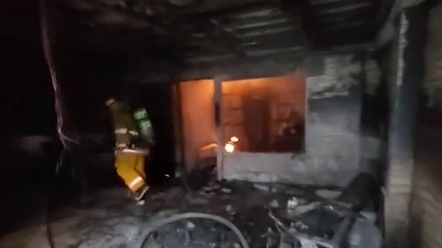 tn7-Casa de dos plantas es consumida por las llamas en Calle Fallas de Desamparados-070125