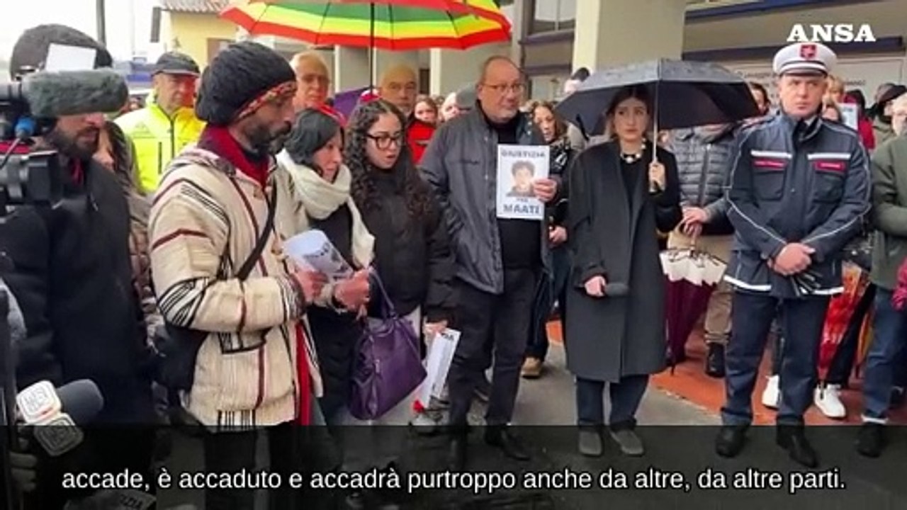 Campi Bisenzio, il padre di Maati Moubakir prega dove hanno ucciso il figlio