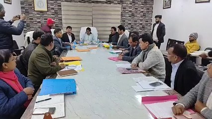 परिषदन गढ़वा में पदाधिकारियों के संग शबनम परवीन ने की  समीक्षात्मक बैठक ।