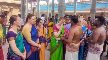 பழனி முருகன் கோயிலில் வேட்டி , சேலை அணிந்து வந்த வெளிநாட்டினர் தரிசனம் செய்தனர்