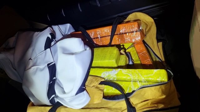 PRF intercepta carro de aplicativo carregado de maconha na BR-277; Adolescente é detido em flagrante