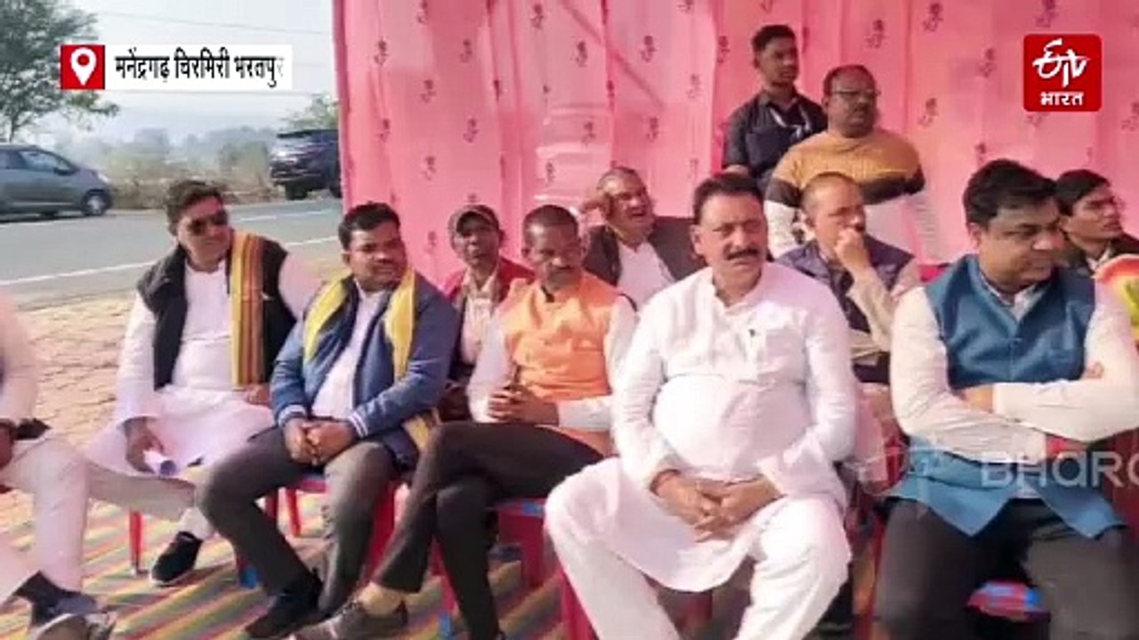 ओबीसी आरक्षण में कटौती पर त्रिस्तरीय पंचायत चुनावों के विरोध में प्रदर्शन
