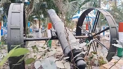 समाहरणालय में स्थापित 9 पाउंड का तोप  ऐतिहासिक धरोहर  . 1860 ईस्वी में 9 पाउंड का यह तोप फारबिसगंज के लाल कोठी में 20,000 टका खर्च कर लगाया गया था.