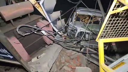 नशे में धुत्त टेम्पो ट्रैवल चालक ने बिजली के ट्रांसफार्मर को मारी टक्कर हादसे में चालक घायल
