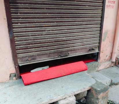 VIDEO: ज्वैलर्स की दुकान का ताला तोड़कर करीब 16 लाख का सोना-चांदी चोरी