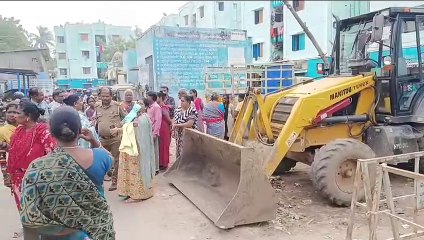 தண்டையார்பேட்டை நாவலர் குடியிருப்பு தமிழ்நாடு நகர்ப்புற வாழ்விட மேம்பாட்டு வாரியம் குடியிருப்பில் உள்ள பொதுமக்கள் திடீர் சாலை மறியல்