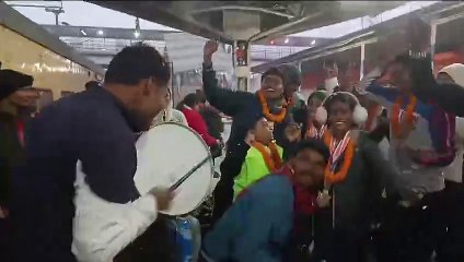 सहरसा :- कई देश के खिलाड़ियों को चितकर इन बच्चों ने जीता 15 गोल्ड मेडल सहरसा जंक्शन पर कुछ इस अंदाज में हुआ स्वागत फूलों की हुई बरसात देख यात्री भी बजाने लगे ताली ।