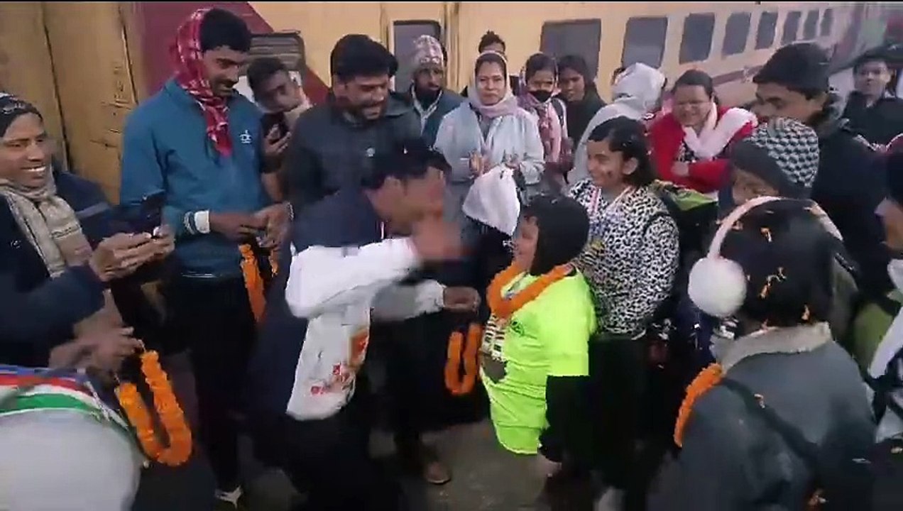 सहरसा :- कई देश के खिलाड़ियों को चितकर इन बच्चों ने जीता 15 गोल्ड मेडल सहरसा जंक्शन पर कुछ इस अंदाज में हुआ स्वागत फूलों की हुई बरसात देख यात्री भी बजाने लगे ताली ।