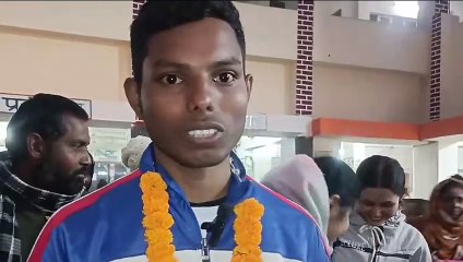 सहरसा :- कई देश के खिलाड़ियों को चितकर इन बच्चों ने जीता 15 गोल्ड मेडल सहरसा जंक्शन पर कुछ इस अंदाज में हुआ स्वागत फूलों की हुई बरसात देख यात्री भी बजाने लगे ताली ।