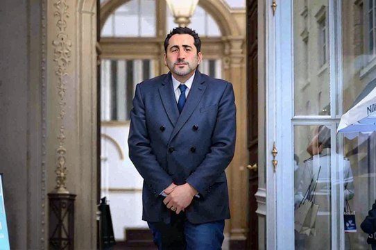 Cyril Hanouna passe outre son désamour pour Éric Dupond-Moretti en achetant des places pour son spectacle