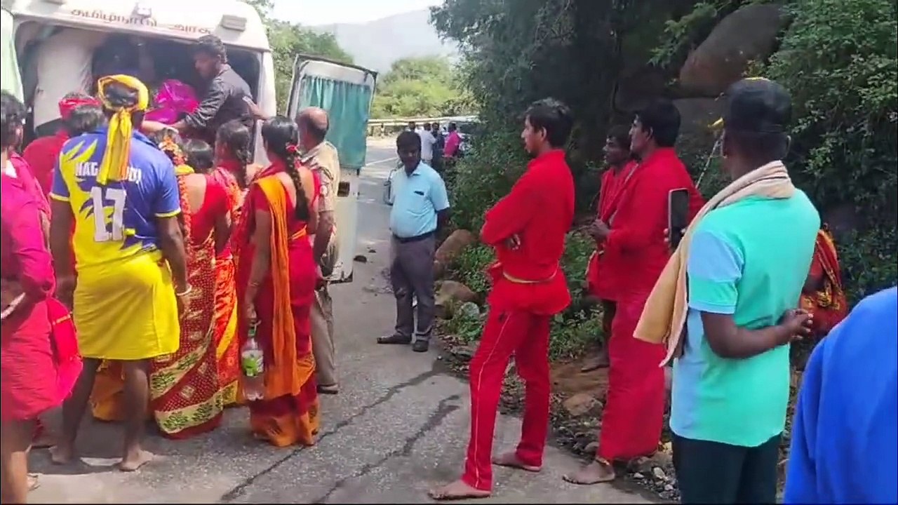 பேரணாம்பட்டு அருகே மலைப்பாதையில் மேல்மருவத்தூர் சென்ற தனியார் பேருந்து கவிழ்ந்து விபத்து - 20க்கும் மேற்பட்டோர் காயம் பேரணாம்பட்டு போலீசார் விசாரணை.