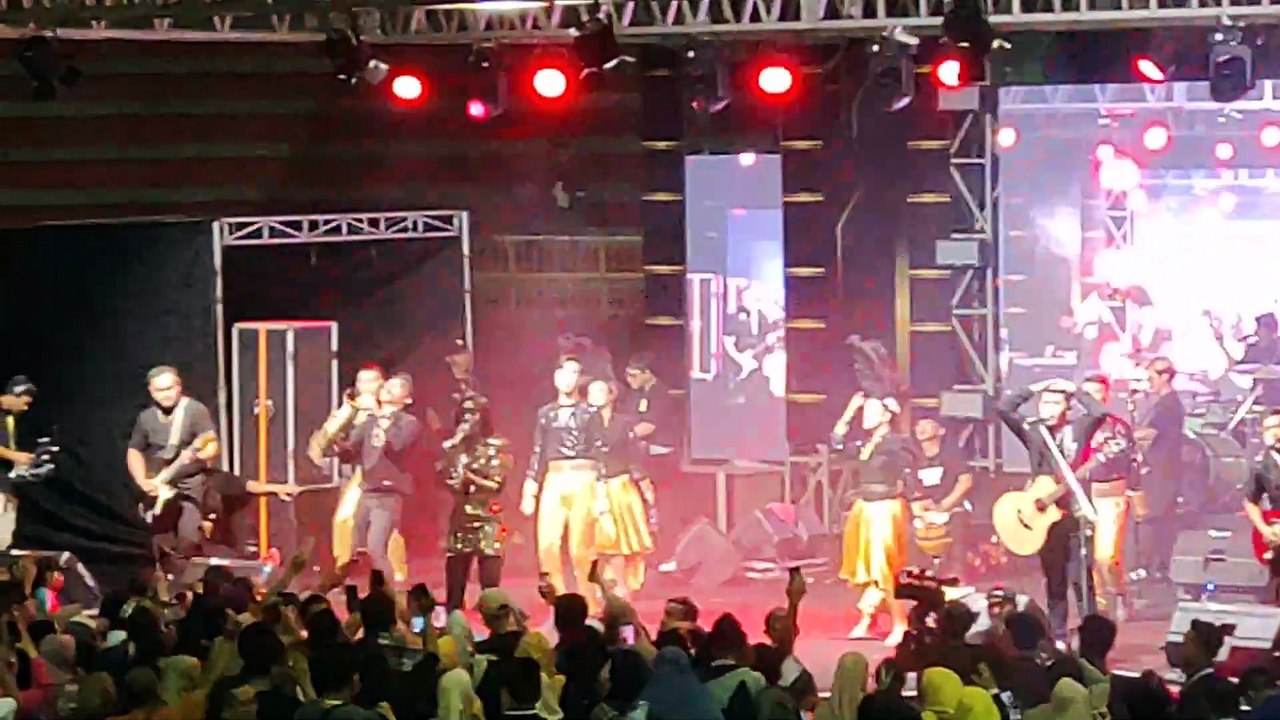 PESTA AKHIR TAHUN DENGAN PENAMPILAN HAPPY ASMARA