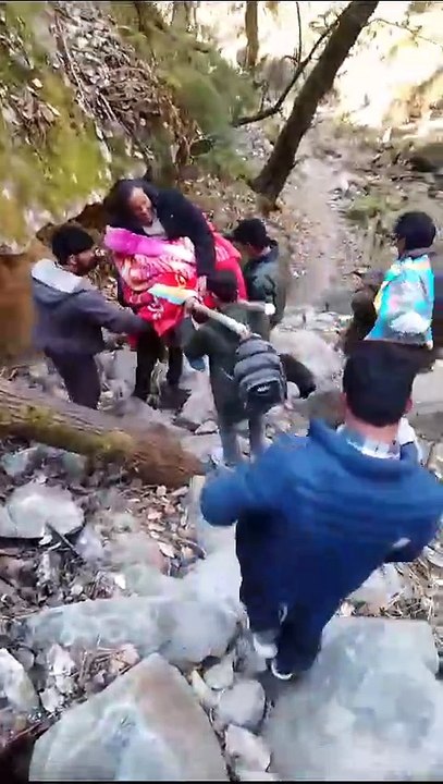 6 किलोमीटर पालकी पर ढोकर पहुंचाया बीमार बुजुर्ग गाड़ा पारली पंचायत के कई गांव आज भी सड़क सुविधा से वंचित बीमार होने पर ग्रामीणों की जिंदगी होती हैं कठिन