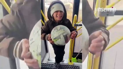 Otobüs şoförü miniklerin isteğini kırmadı! Beraber top şişirdiler