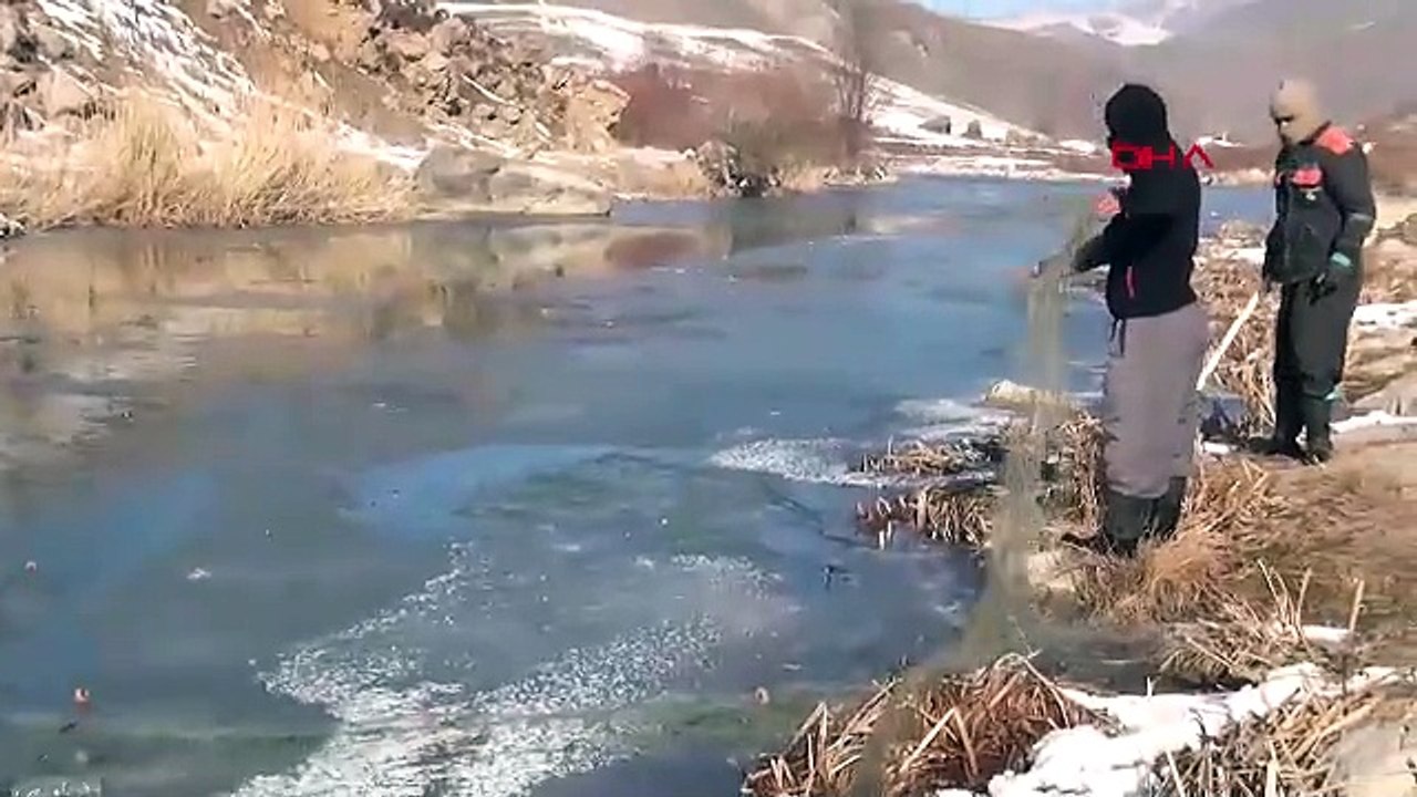 Türkiye'nin Eskimoları görüntülendi: Donmuş suda balık avı kamerada