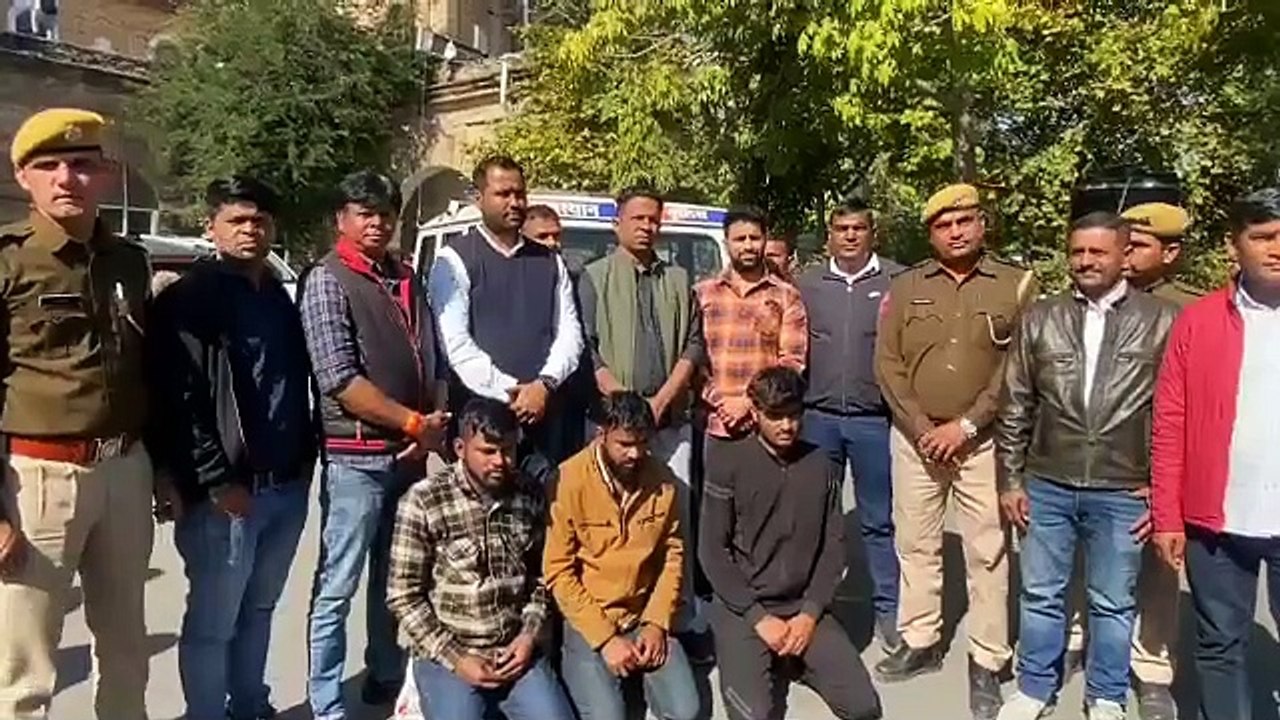 पेट्रोल पंप पर लूट और आग लगाने की वारदात को अंजाम देने वाले तीन आरोपियों को चित्तौड़गढ़ से किया गिरफ्तार, पूछताछ में आरोपियों ने अगले अपने और साथियों के नाम