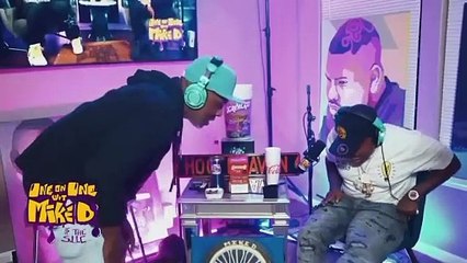 Scène surréaliste en pleine interview quand le rappeur 2 Low tire avec son arme alors qu'il répond aux questions d'un journaliste, semant la consternation sur le plateau - VIDEO