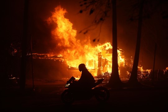 Los Ángeles declara el estado de emergencia por incendios sin control con 30.000 evacuados