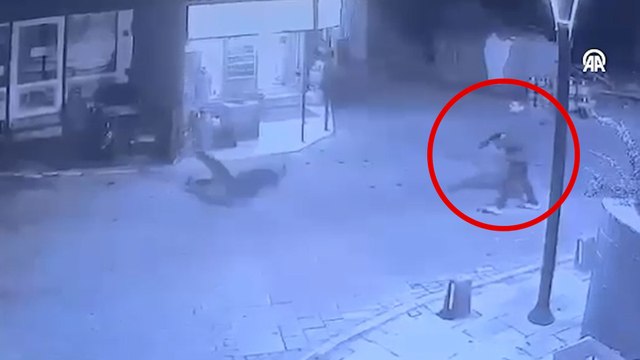 Husumetlisini sokak ortasında av tüfeğiyle vurdu! Dehşet anları kamerada